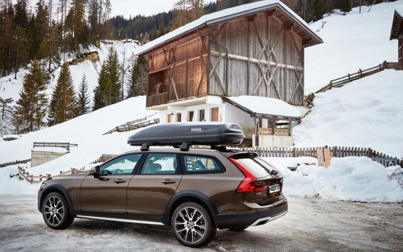 auto met dakkoffer in wintersportomgeving